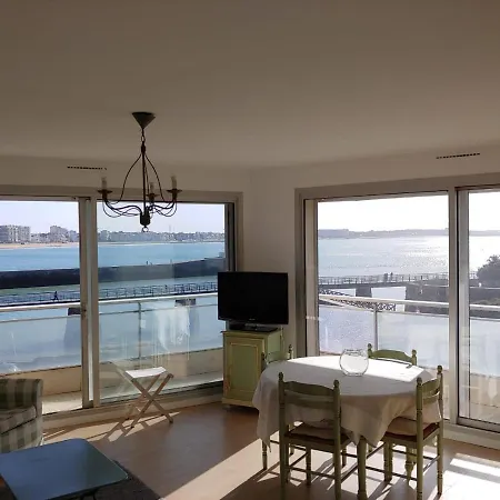 Brise Lame Apartment